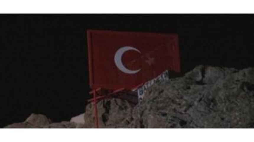 Başkent&rsquo;te T&uuml;rk Bayrağının Yıldızını S&ouml;kt&uuml;ler