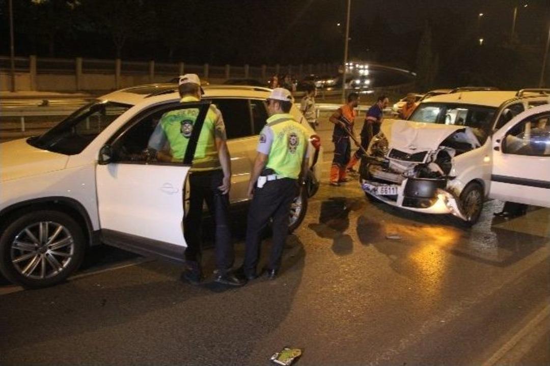 Ey&uuml;p&rsquo;te Trafik Kazası: 3 &Ouml;l&uuml;, 2 Yaralı