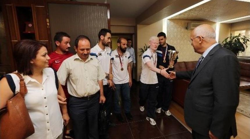 G&ouml;rme Engelliler &lsquo;engel&rsquo; Tanımıyor