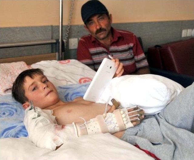 Burak, Devrilen Trakt&ouml;r&uuml;n Altından 3 Saatte Kurtarıldı 3