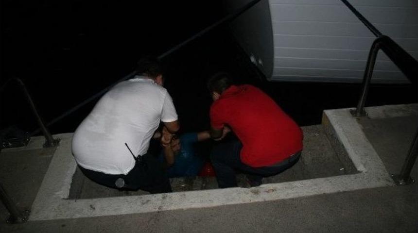 Hayranları Tarafından Denize Atıldı