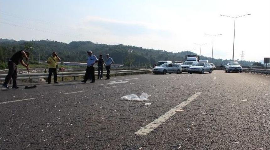 Kamyondan Yola D&ouml;k&uuml;len &Ccedil;iviler Trafik Kapattı