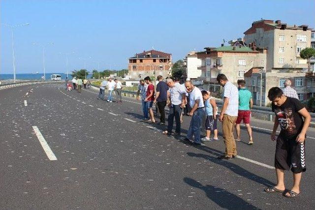 Kamyondan Yola Dökülen Çiviler Trafik Kapattı