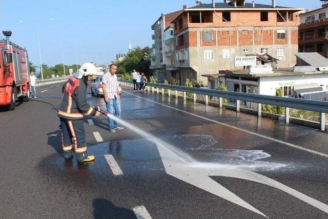 Kamyondan Yola Dökülen Çiviler Trafik Kapattı