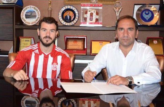 Medicana Sivasspor Yekta Kurtuluş'la Imzaladı