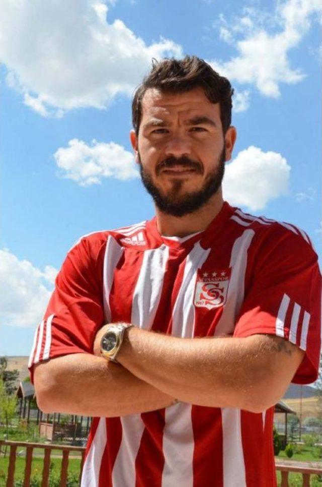 Medicana Sivasspor Yekta Kurtuluş'la Imzaladı