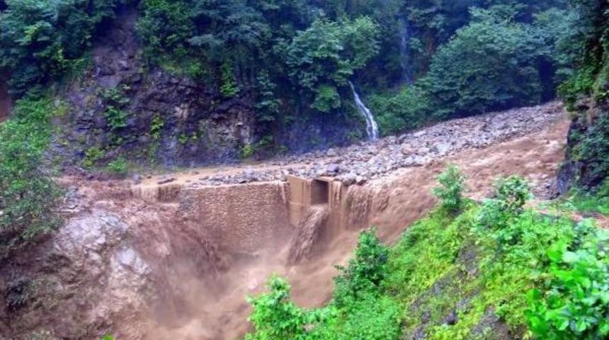 Ardeşen'de Sağanak Yağmurun Neden Olduğu Sel, K&ouml;pr&uuml;leri Yıktı, Yollarda &Ccedil;&ouml;kmelere Neden Oldu