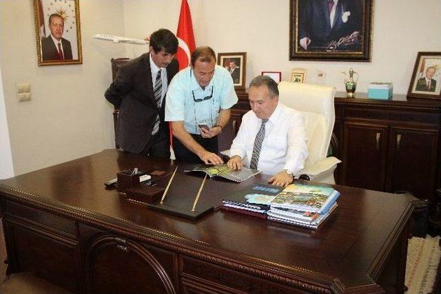 Vali Fidan, Ak&ccedil;akoca&rsquo;nın İlk &Ccedil;ıkan Dergisini Tebrik Etti 1