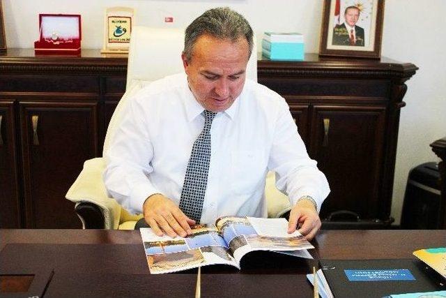 Vali Fidan, Ak&ccedil;akoca&rsquo;nın İlk &Ccedil;ıkan Dergisini Tebrik Etti 2