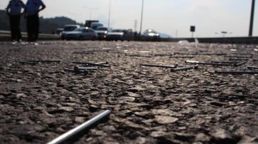 Tır Dorsesinden D&uuml;şen Paketten Yola Sa&ccedil;ılan &Ccedil;iviler Trafiği Fel&ccedil; Etti