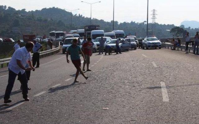 Tır Dorsesinden Düşen Paketten Yola Saçılan Çiviler Trafiği Felç Etti