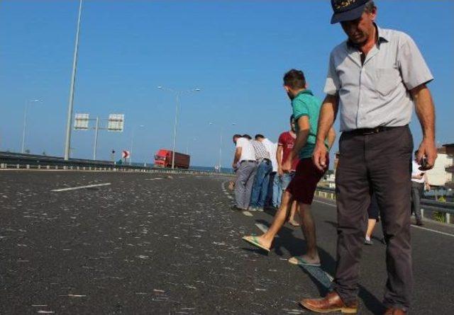 Tır Dorsesinden Düşen Paketten Yola Saçılan Çiviler Trafiği Felç Etti