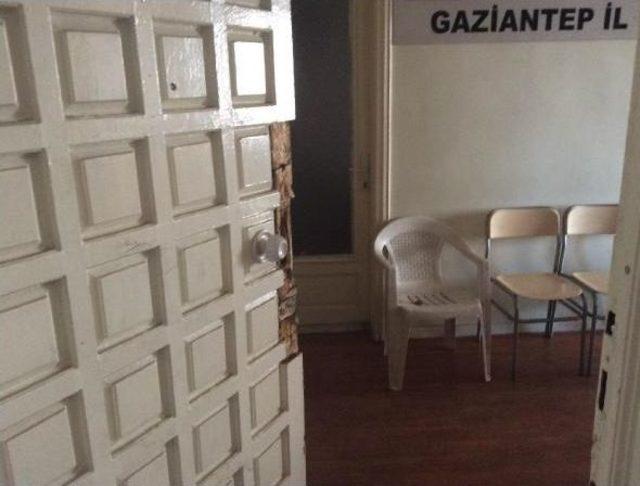 Gaziantep'te Bbp Il Binasının Kapısı Kırıldı, Eşya Dağıtıldı