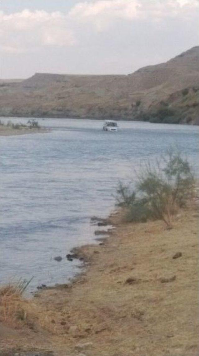 Araçlarıyla Çayda Mahsur Kalan 4 Kişi Kurtarıldı 3