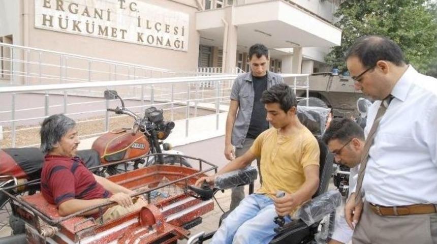 Kaymakam Yonsuz, Engelli Vatandaşlara Ak&uuml;l&uuml; Sandalye Hediye Etti