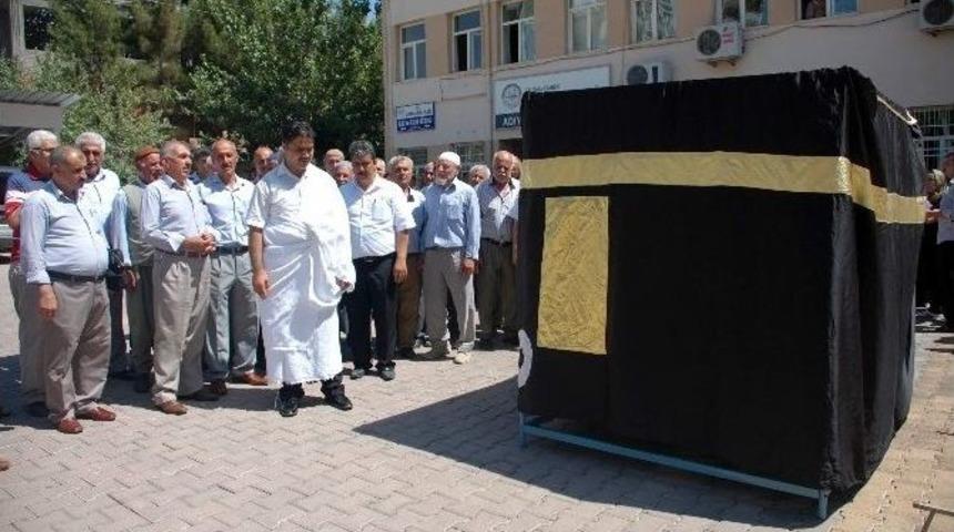 Adıyaman&rsquo;da, Kabe Maketi Etrafında Temsili Tavaf