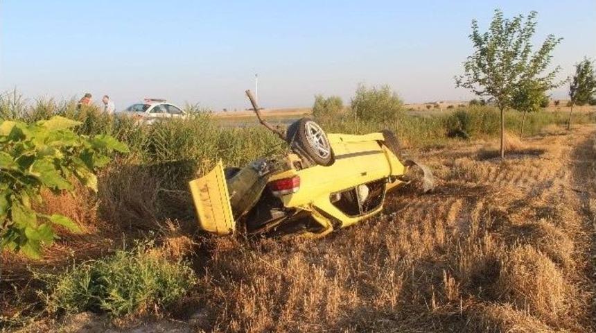 Otomobil Tarlaya Devrildi: İki Yaralı