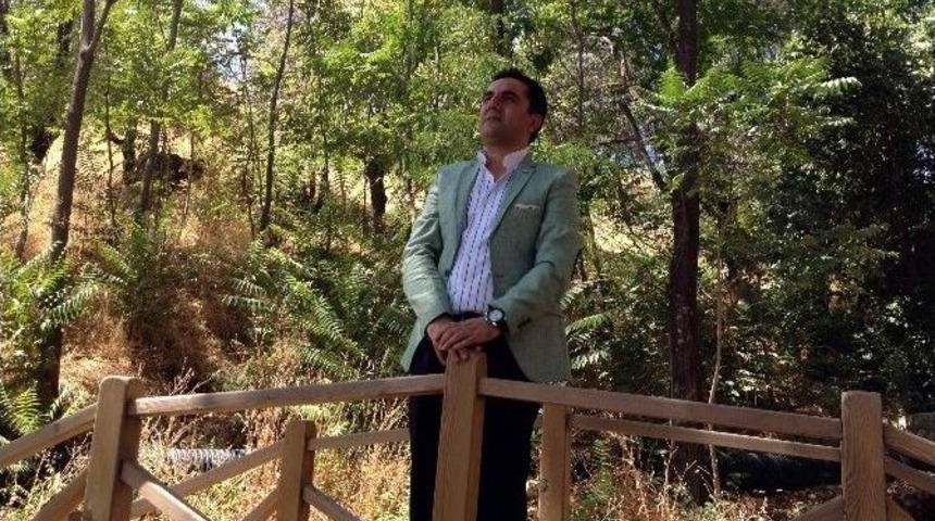 T&uuml;rk&uuml;c&uuml; Karadağ, K&uuml;rt&ccedil;e T&uuml;rk&uuml;ye Klip &Ccedil;ekti