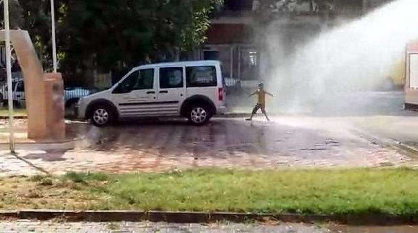 İtfaiye Ekipleri &Ccedil;ocukları Serinletti