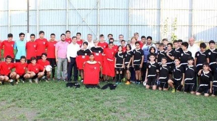 Yunusemre Belediyesi&rsquo;nden Manisaspor&rsquo;a Malzeme Desteği