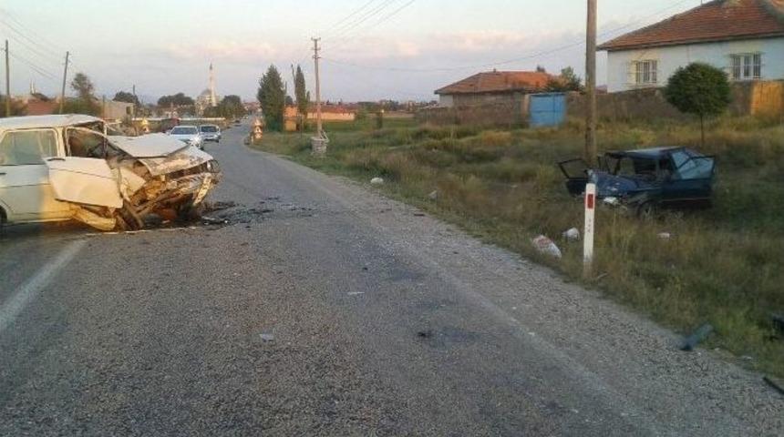 Afyonkarahisar&rsquo;da Trafik Kazası: 4 Yaralı