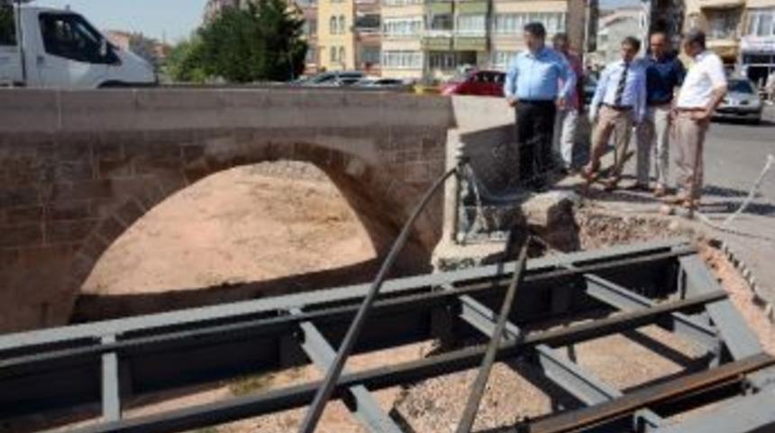 Uluırmak &Uuml;zerine Modern Yaya K&ouml;pr&uuml;leri İnşa Ediliyor