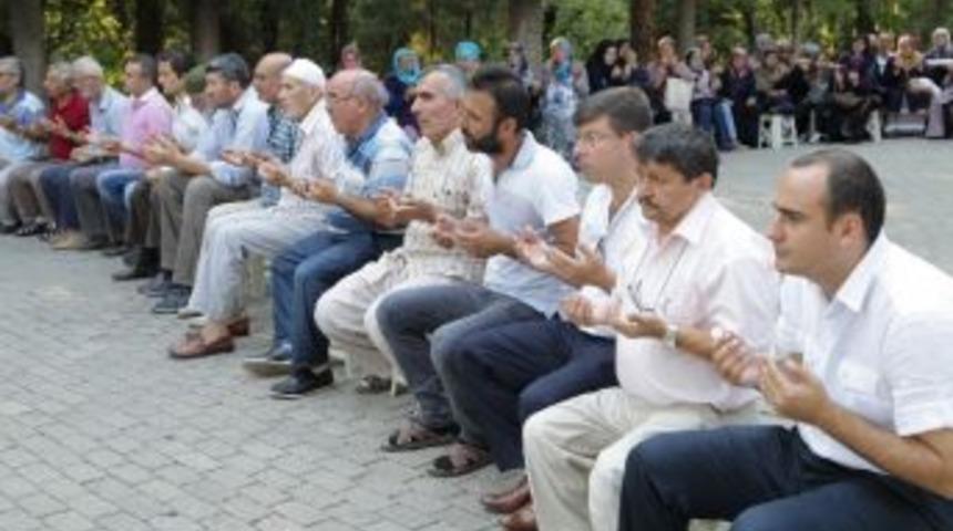 Başiskele&rsquo;de Deprem Şehitleri İ&ccedil;in Kur&rsquo;an-ı Kerim Okundu