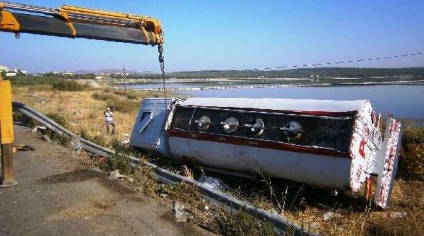 Devrilen Tankerden D&ouml;k&uuml;len 3.5 Ton Benzin Tuzlaya Karıştı