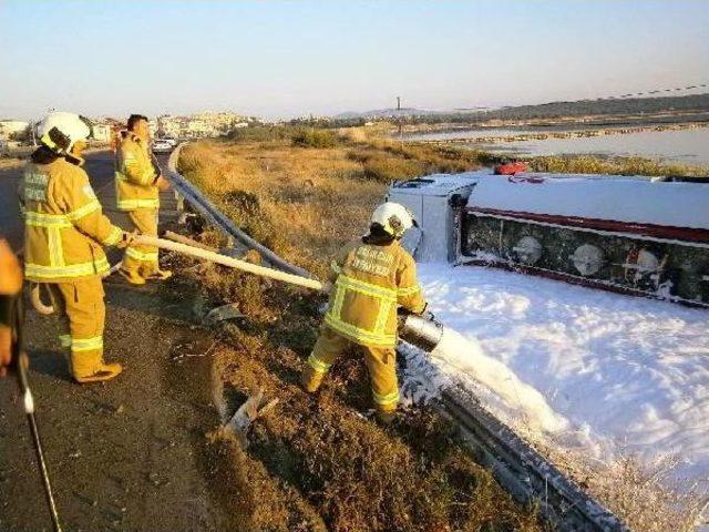 Devrilen Tankerden Dökülen 3.5 Ton Benzin Tuzlaya Karıştı