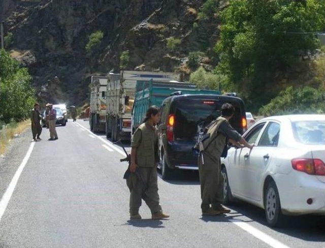 Pkk Tunceli-erzincan Karayolunda Kimlik Kontrolü Yaptı