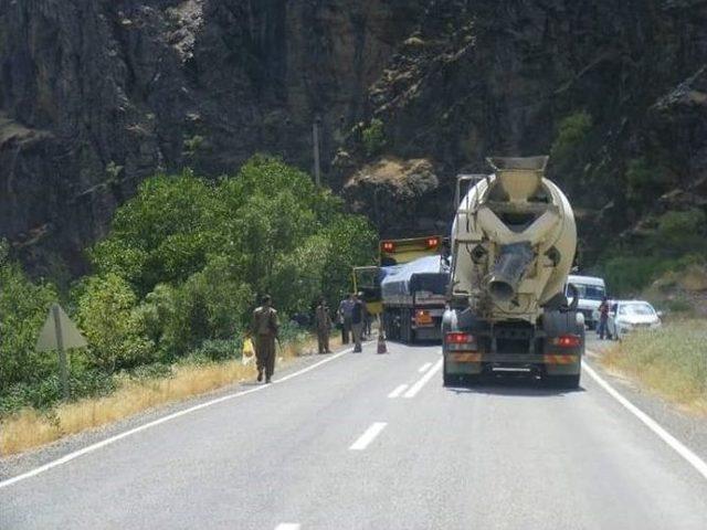 Pkk Tunceli-erzincan Karayolunda Kimlik Kontrolü Yaptı