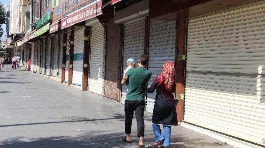 Sur&rsquo;da Esnaf Kepenk Kapattı