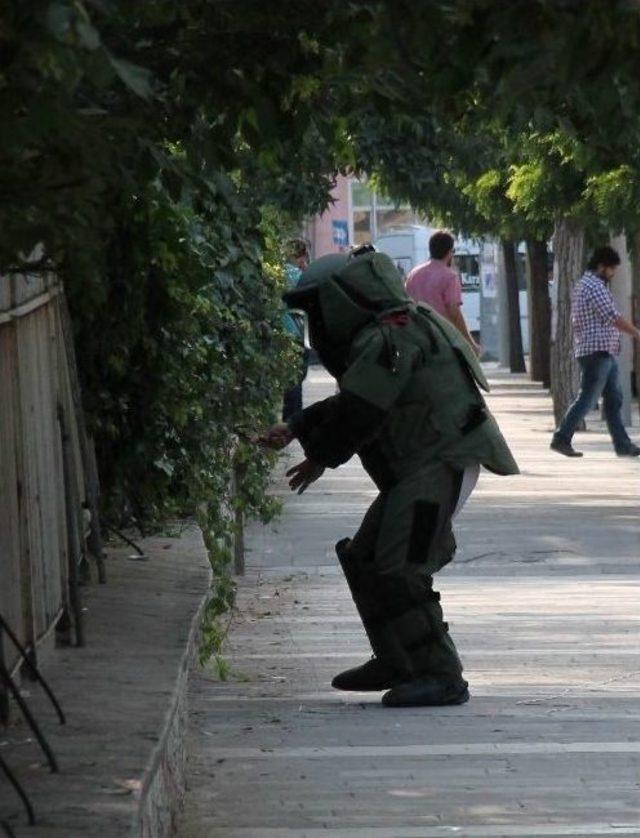 Şüpheli Kadın Çantası Fünye İle Patlatıldı