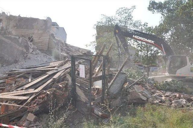 6 Katlı Lojman Gaz İstasyonunun Üzerine Yıkıldı