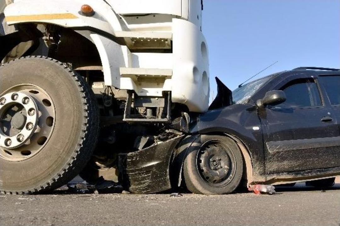 G&uuml;m&uuml;şhane&rsquo;de Trafik Kazası: 1 &Ouml;l&uuml;, 4 Yaralı
