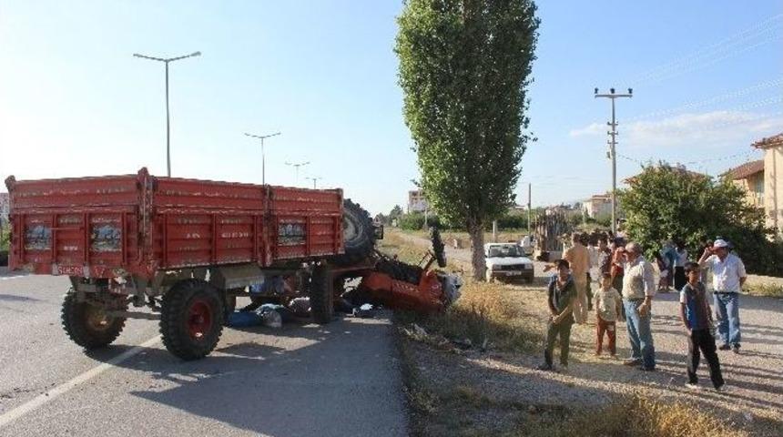 Otomobil İle &Ccedil;arpışan Trakt&ouml;r Devrildi: 1 &Ouml;l&uuml;, 3 Yaralı