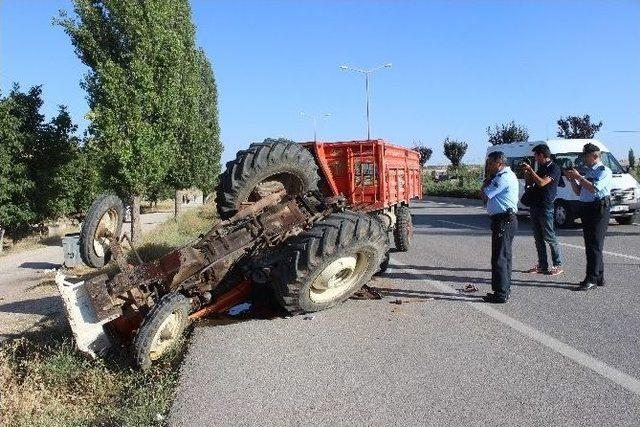 Otomobil İle Çarpışan Traktör Devrildi: 1 Ölü, 3 Yaralı