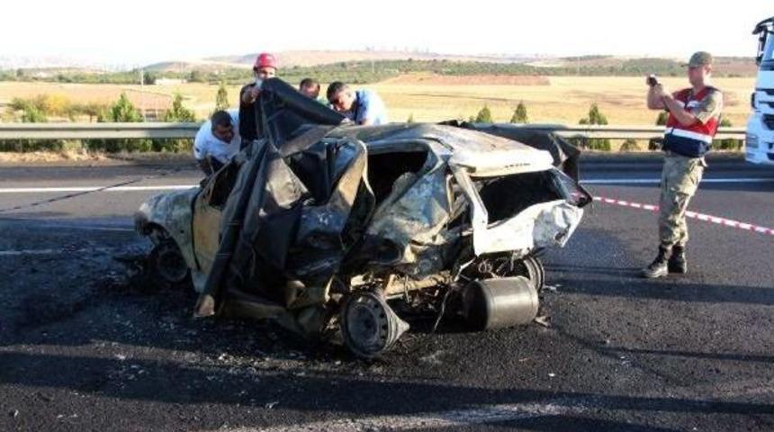 Aynı Y&ouml;ndeki Aracın &Ccedil;arptığı Otomobil Takla Atıp Yandı: 2 &Ouml;l&uuml;, 6 Yaralı