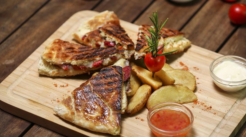 Sucuklu kaşarlı tosttan sıkılanlara özel tadıyla efsaneler yaratan tost tarifleri