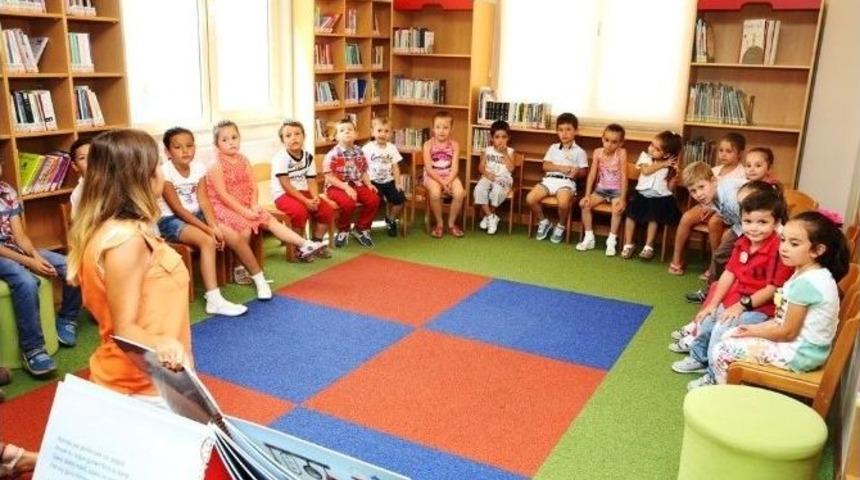 &Ccedil;ocuklar Anneleriyle Birlikte K&uuml;t&uuml;phanede