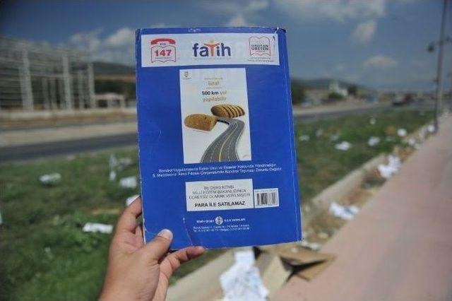 Binlerce Kitap Otoyola Saçıldı 1