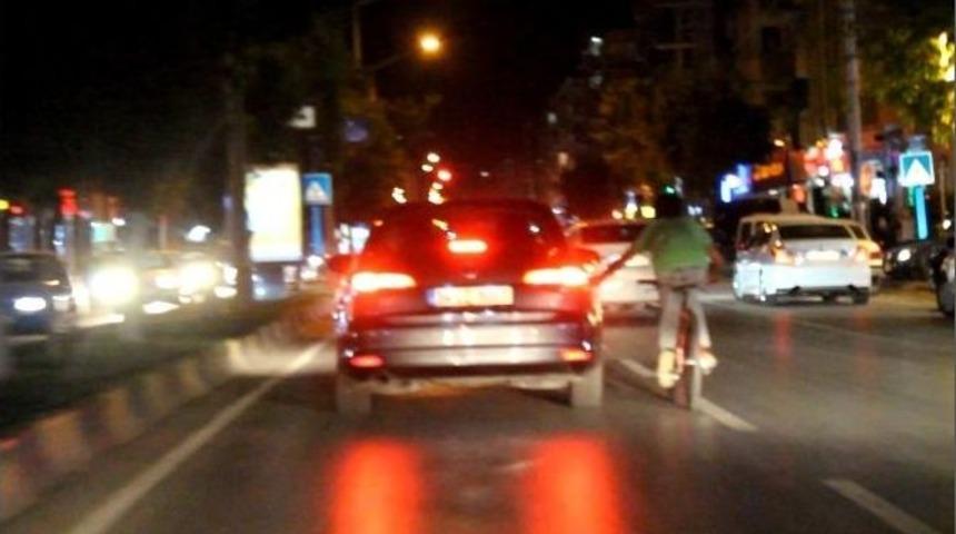 (&ouml;zel Haber) &Ccedil;ocuğun Bisikletle Tehlikeli Yolculuğu