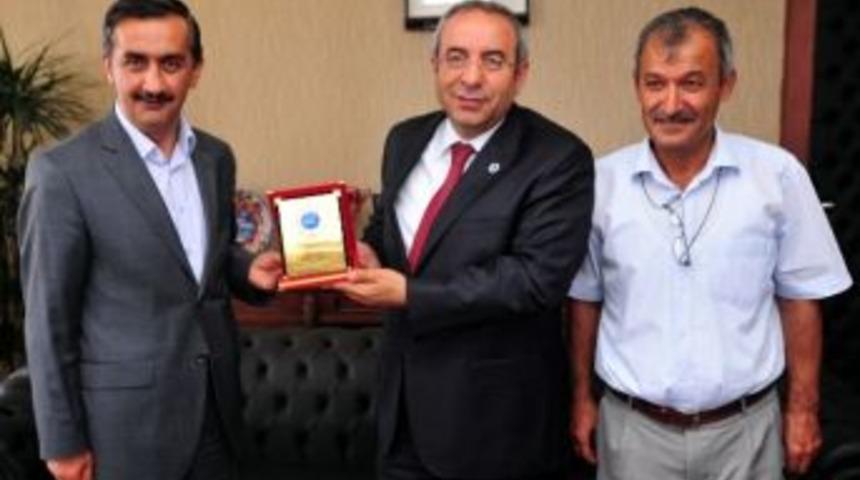 Rekt&ouml;r Battal&rsquo;dan Sevimli&rsquo;ye Plaket