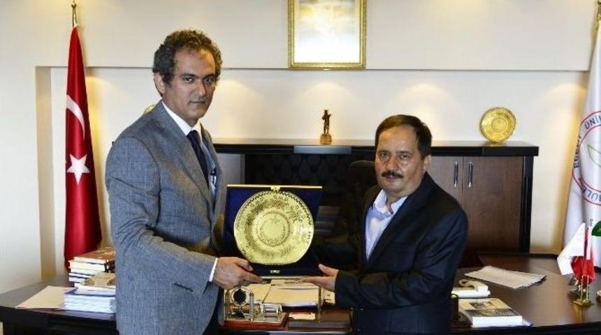 M&uuml;ft&uuml; Yardımcısı Taranoğlu&rsquo;ndan, Rekt&ouml;r &Ouml;zer&rsquo;e Veda Ziyareti