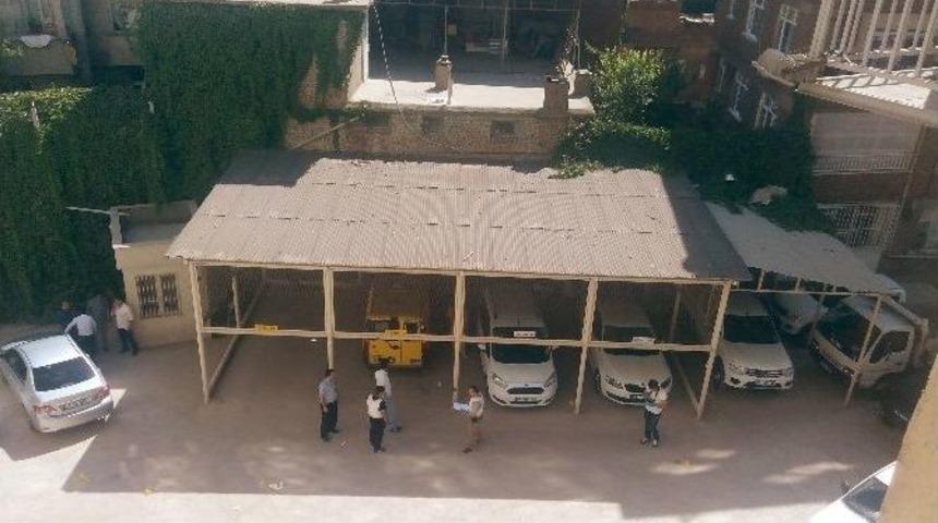 Diyarbakır&rsquo;da Ptt Binasına Bombalı Saldırı