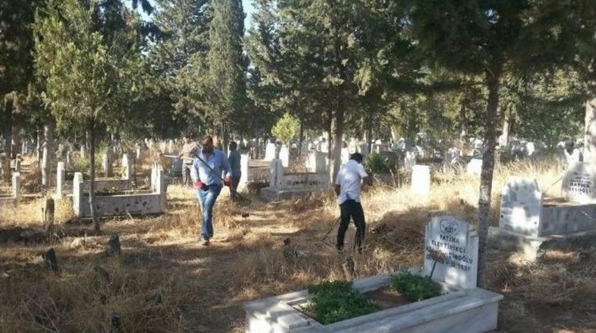 Asri Mezarlıkta Kurumuş Otlar Temizleniyor