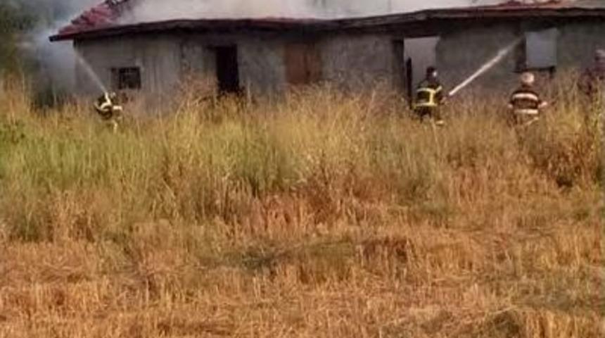 Depo Olarak Kullanılan Metruk Evde &Ccedil;ıkan Yangın Korkuttu