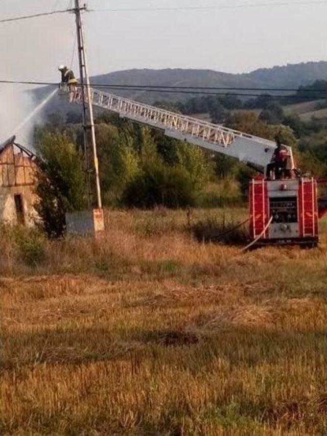 Depo Olarak Kullanılan Metruk Evde Çıkan Yangın Korkuttu