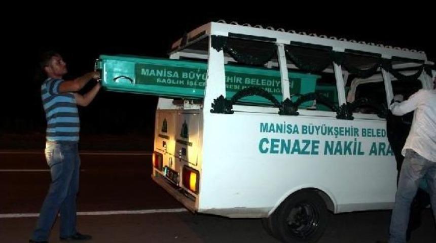 Salihli'de Kaza: 2 &Ouml;l&uuml;, 2 Yaralı