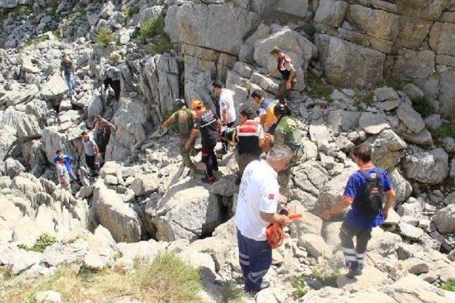 Kayalıklardan Düşen Çoban, Askeri Helikopterle Kurtarıldı